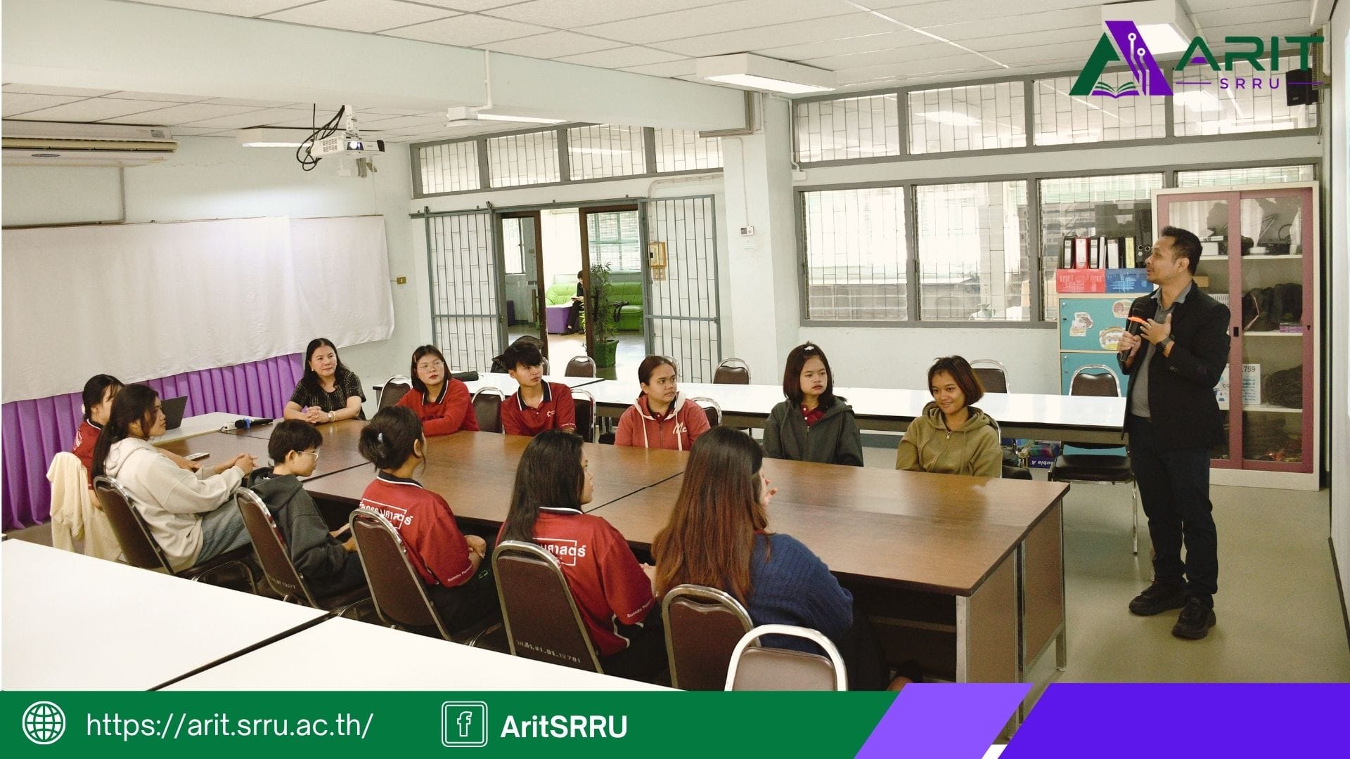งานเทคโนโลยีสารสนเทศ สำนักวิทยบริการฯ ต้อนรับ ผู้ช่วยศาสตราจารย์ ดร.นิศานาถ แก้ววินัด คณบดีคณะเทคโนโลยีอุตสาหกรรม ในการนำนักศึกษามาดูงาน