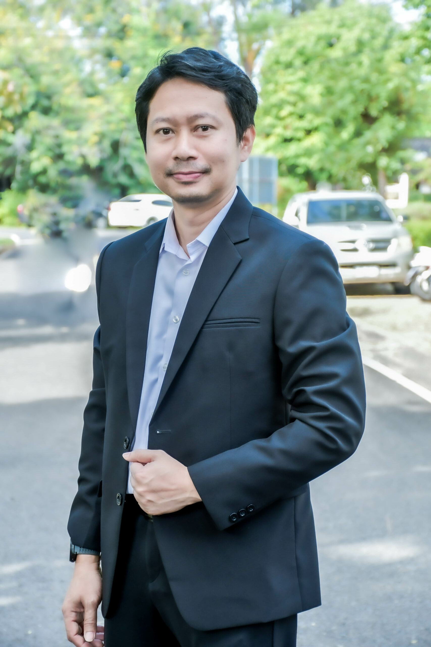 นายโกสินทร์ มีชูสิน